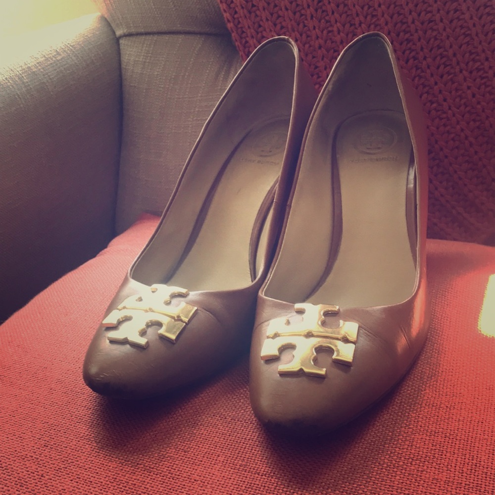Tan leather Tory Burch wedge with gold detail